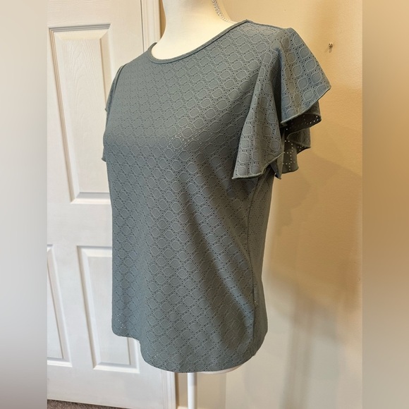 Emery Rose Women’s Sage Green Eyelet Flutter Sleeve Top Size Medium - Picture 3 of 5